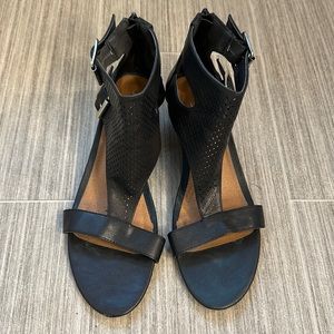 London Fog small heel black sandals size 10